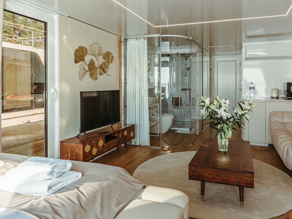 Zdjęcie 4 z galerii HT Houseboats – Domki na Wodzie